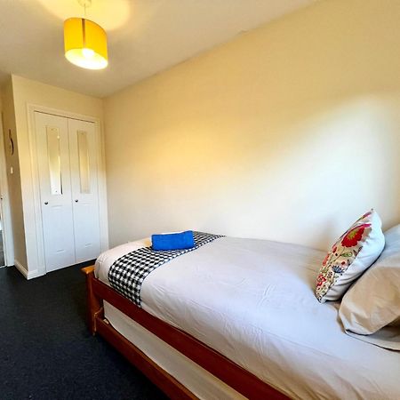 Appartamento Stylish Modern Flat With Juliet Balcony & Parking Glasgow Esterno foto