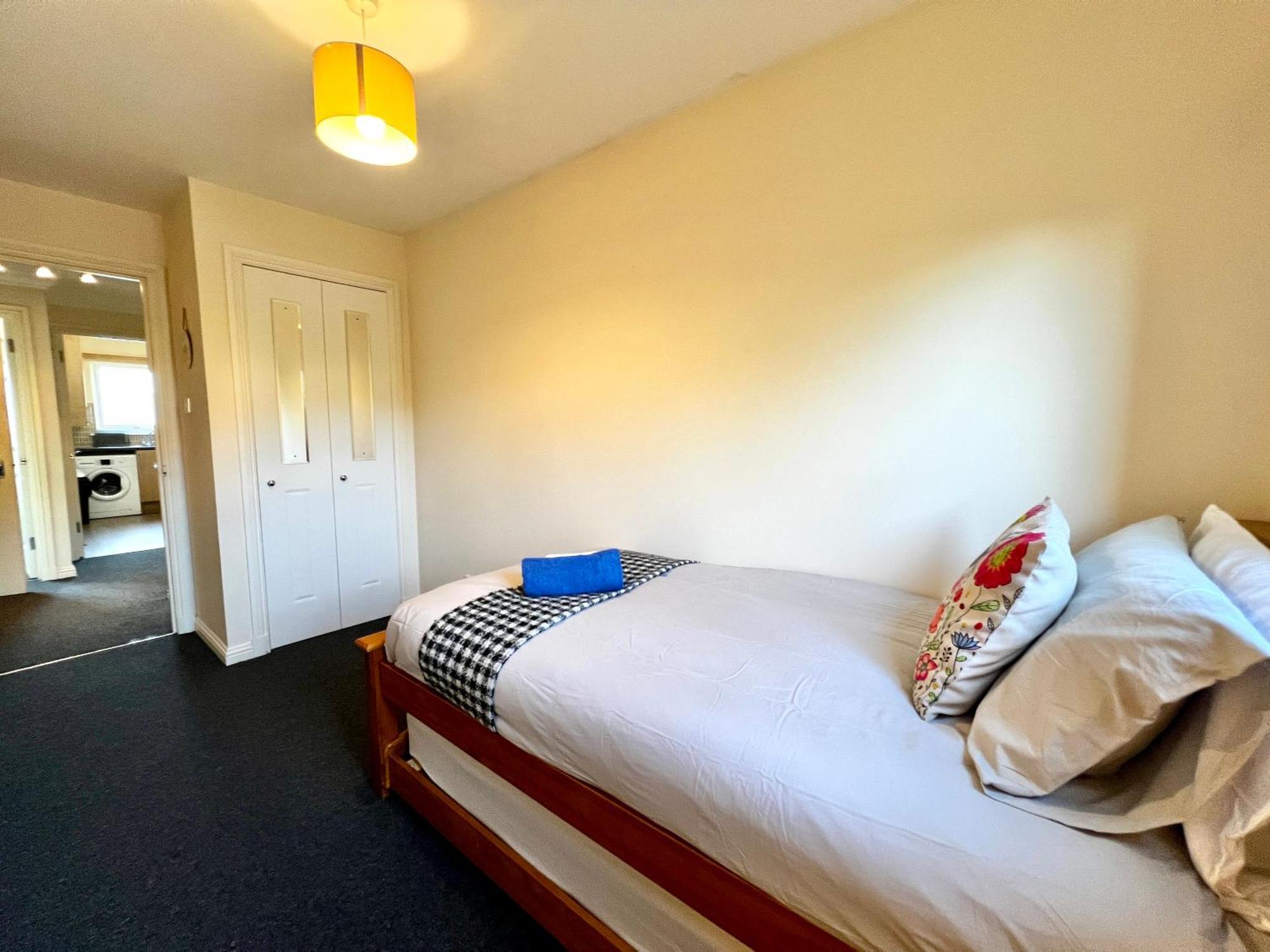 Appartamento Stylish Modern Flat With Juliet Balcony & Parking Glasgow Esterno foto