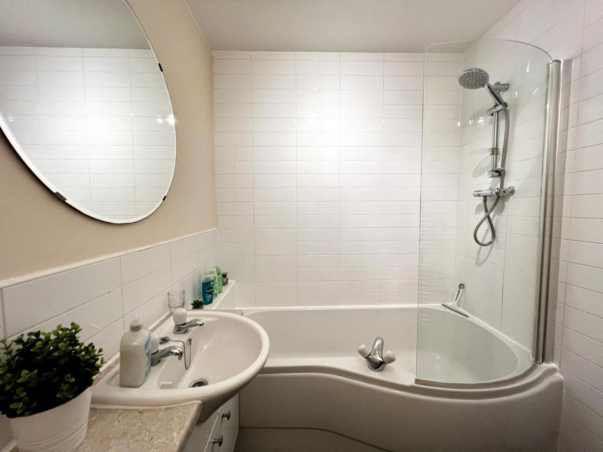 Appartamento Stylish Modern Flat With Juliet Balcony & Parking Glasgow Esterno foto