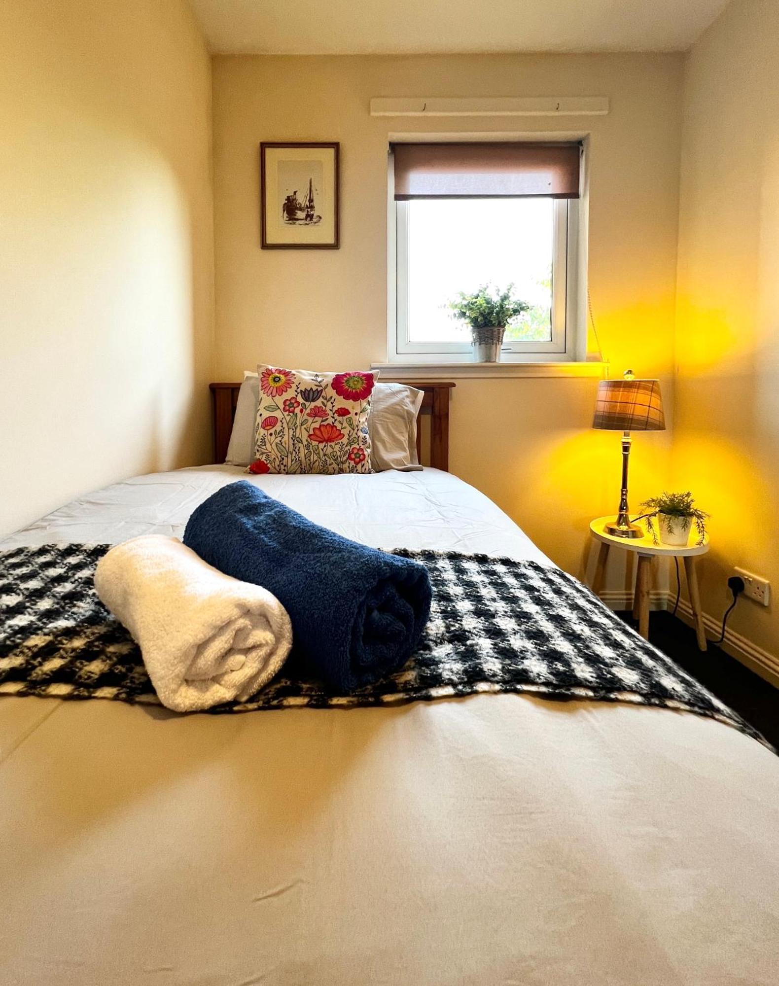 Appartamento Stylish Modern Flat With Juliet Balcony & Parking Glasgow Esterno foto