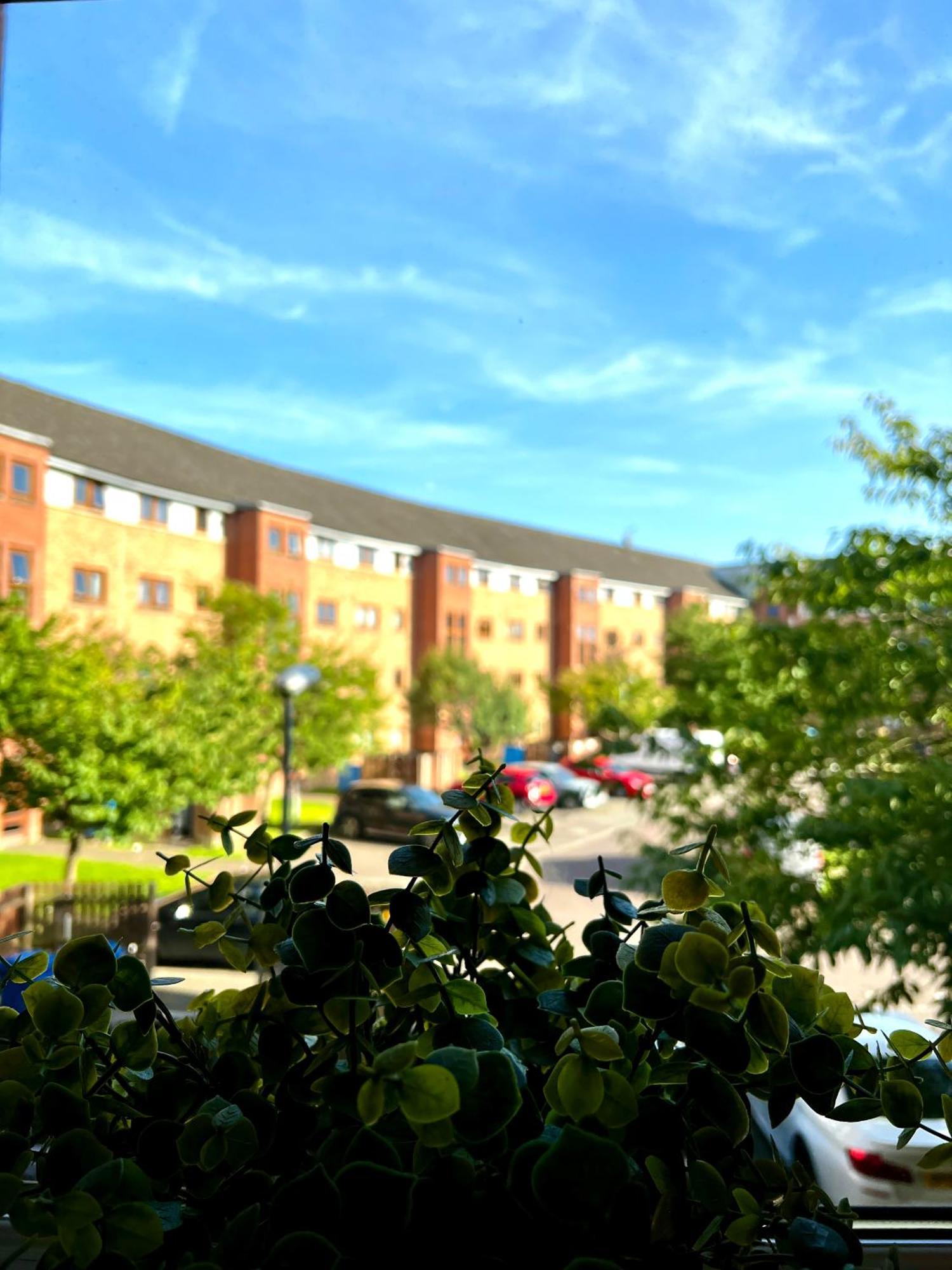 Appartamento Stylish Modern Flat With Juliet Balcony & Parking Glasgow Esterno foto