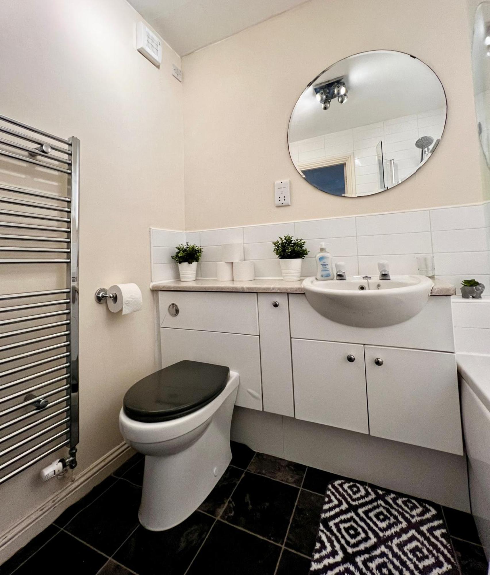 Appartamento Stylish Modern Flat With Juliet Balcony & Parking Glasgow Esterno foto