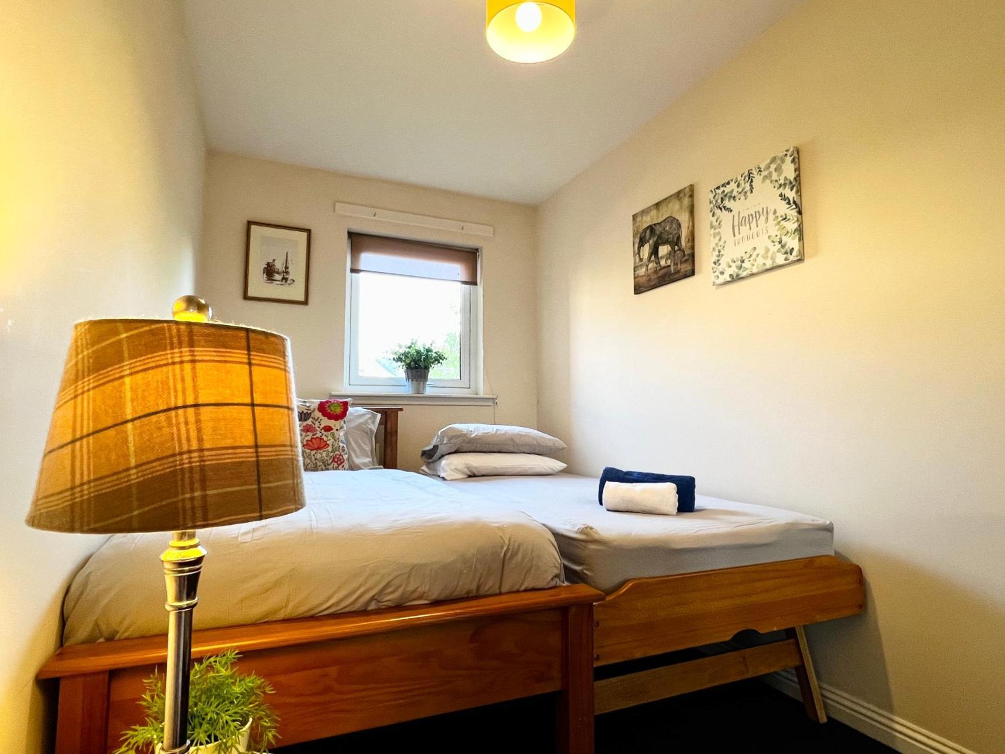 Appartamento Stylish Modern Flat With Juliet Balcony & Parking Glasgow Esterno foto